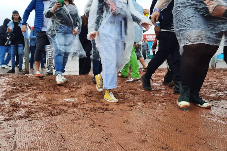 Chuva não deixa ninguém imune a lamaçal que tomou Lollapalooza neste sábado