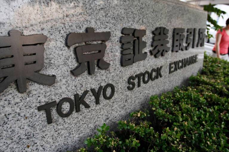 Mármore marcando a localização da Bolsa de Valores de Tóquio