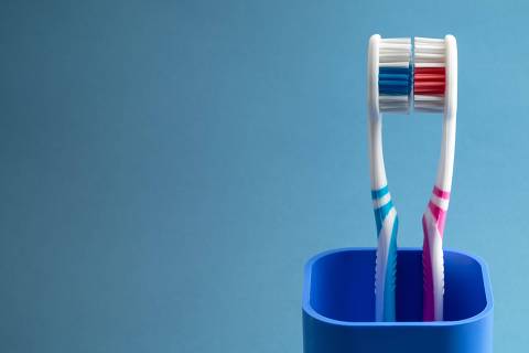 couple of toothbrushes in a plastic ?up
( Foto:  Vladimir Bikhovskiy/ adobe stock ) DIREITOS RESERVADOS. NÃO PUBLICAR SEM AUTORIZAÇÃO DO DETENTOR DOS DIREITOS AUTORAIS E DE IMAGEM