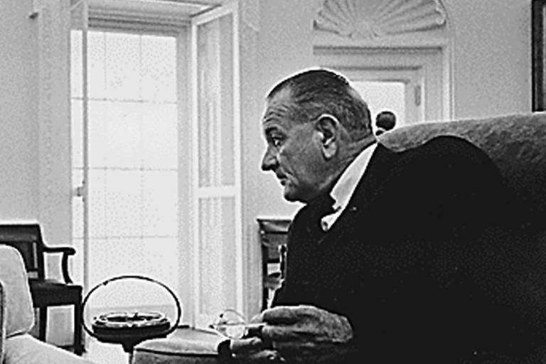 O então presidente dos Estados Unidos, Lyndon Johnson, no salão oval da Casa Branca, em Washington D.C.