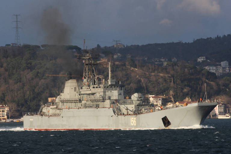 O navio de desembarque russo Iamal, danificado em ataque na Crimeia, passa por Istambul em 2017
