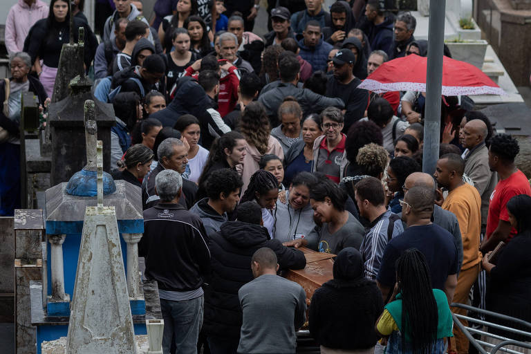 Família morta em desabamento é enterrada em Petrópolis (RJ)