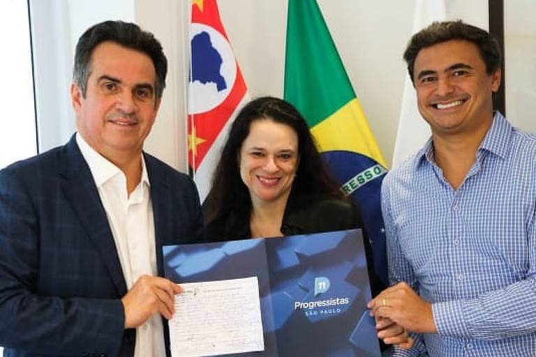 Janaina Paschoal segura ficha de filiação ao lado de Ciro Nogueira (esq.), presidente do PP, e Mauricio Neves, presidente estadual da sigla