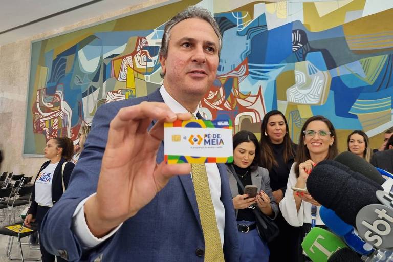 Ministro da Educação, Camilo Santa, mostra cartão do programa Pé-de-meia