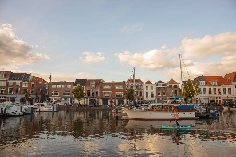 Casas e barcos em canal da Holanda