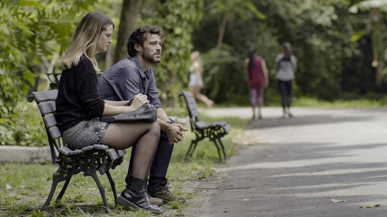 Electra (Juliana Paiva) e Luca (Jayme Matarazzo) conversam em parque