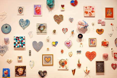 'Corações à Desmedida', exposição que homenageia a artista gaúcha Rochelle Costi