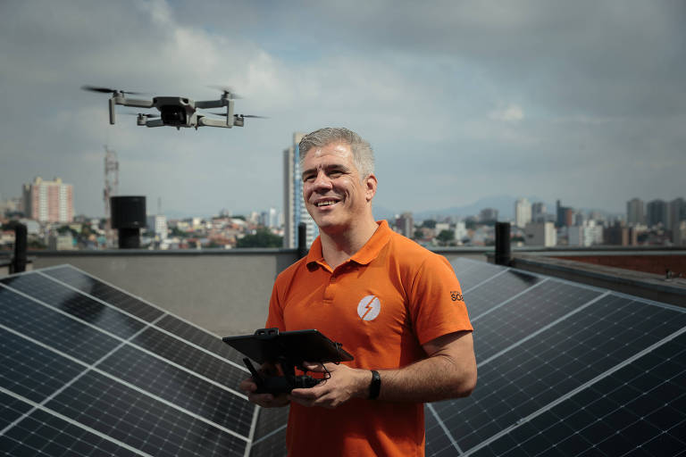 Emerson Oliveira, franqueado do Portal Solar, em condomínio atendido por ele, em São Paulo