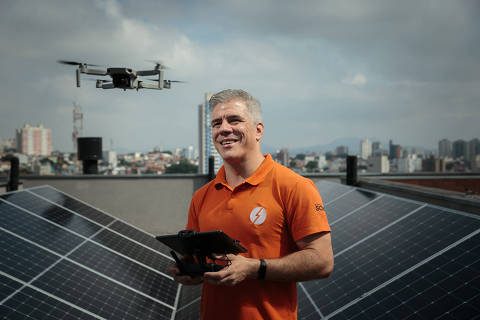 SÃO PAULO, SP, BRASIL. 20/03/2024 - Retrato Emerson Oliveira, franqueado do Portal Solar, que vende estruturas de geração de energia solar. Para fazer a instalação, ele usa um drone. (Foto: Jardiel Carvalho/Folhapress, ESPECIAIS) ***EXCLUSIVO FOLHA***