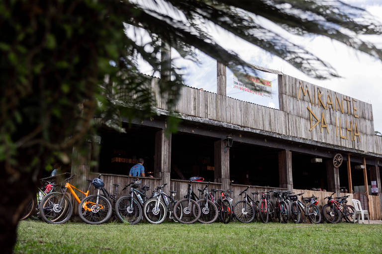 Foto mostra ciclistas que saíram dos Jardins e foram até a Ilha do Bororé fazem uma pausa em restaurante com vista para a represa Billings, na zona sul da capital paulista