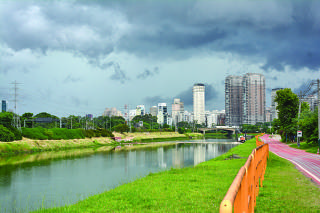 Vista da Marginal do Rio Pinheiros, na altura da Estação Vila Olímpia da CPTM