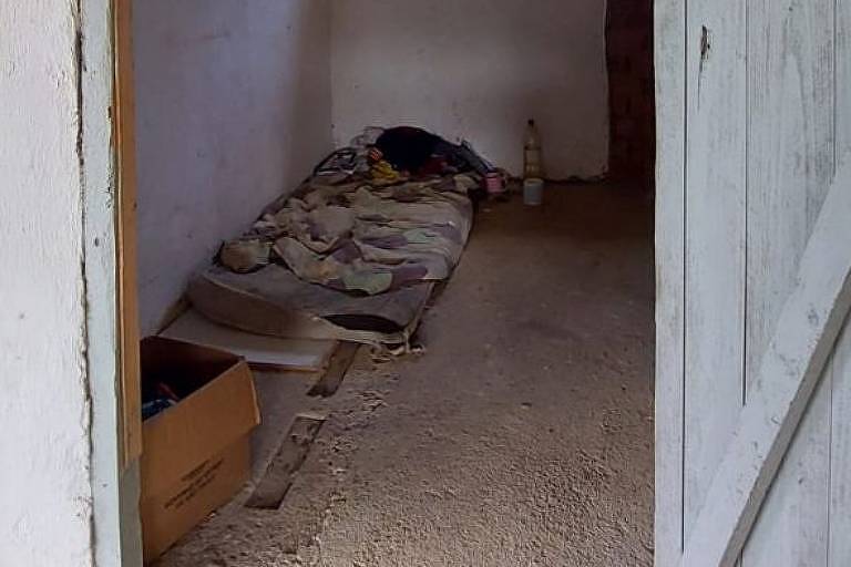 Imagem mostra um quarto com colchão no chão
