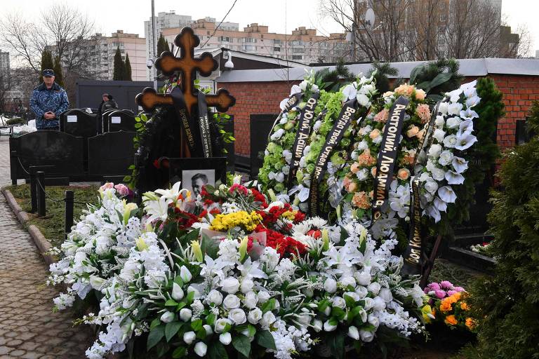 Túmulo de Alexei Navalni, morto há 40 dias, recebe homenagens em Moscou; veja fotos de hoje