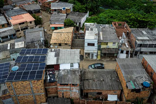 Painéis solares na periferia de Salvador, na Bahia