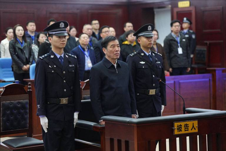 Chen Xuyuan (ao centro), ex-presidente da Associação Chinesa de Futebol, durante julgamento na cidade chinesa de Huangshi

