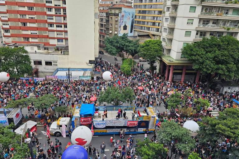 Servidores da Prefeitura de São Paulo vão à Câmara Municipal protestar contra reajuste de 2,16%