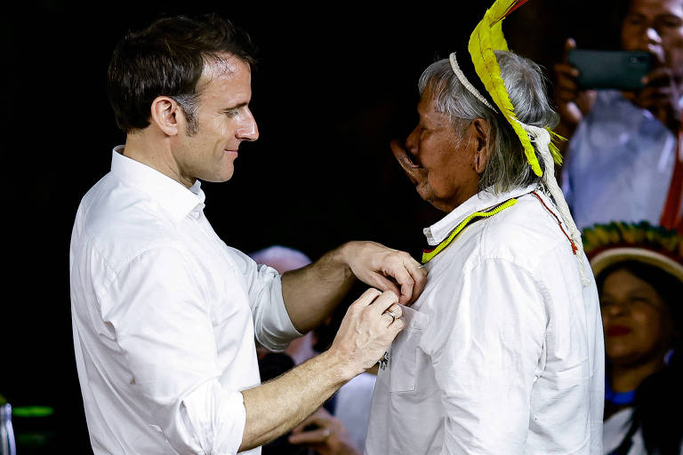 Macron coloca medalha em Raoni