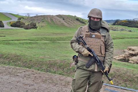 Um soldado ucraniano treina em campo militar na Inglaterra.