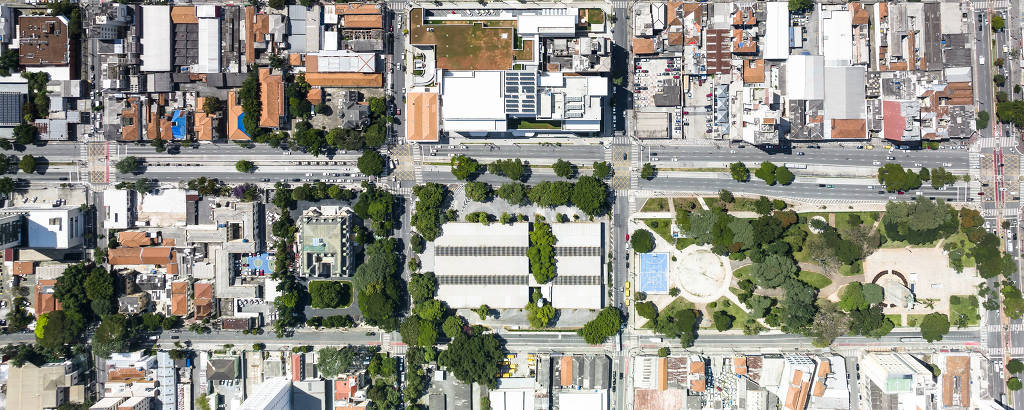 Imagem aérea mostra um corredor formado pela praça e diversas construções no entorno