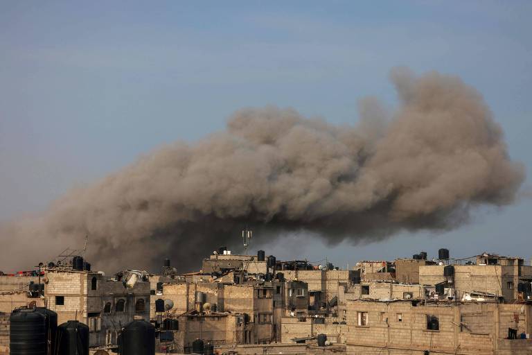 Nuvem de fumaça se ergue da Faixa de Gaza