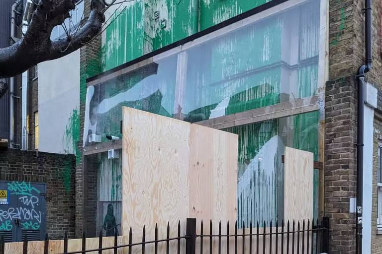 Mural de Banksy em Londres é protegido por plástico e tapumes após vandalismo