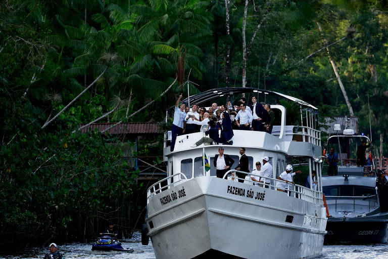 Lula e Macron e suas comitivas chegaram de barco à ilha do Combu, que fica próxima a Belém, nesta terça (26)