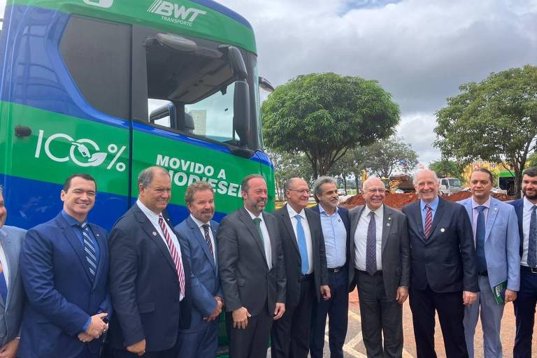 Cenas de Brasília: Alckmin, ministros e parlamentares em frente a caminhão movido 100% com biodiesel