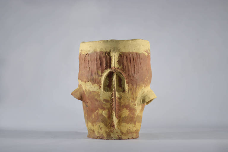 Peça de cerâmica da série 'Djaniras', de Jota Mombaça
