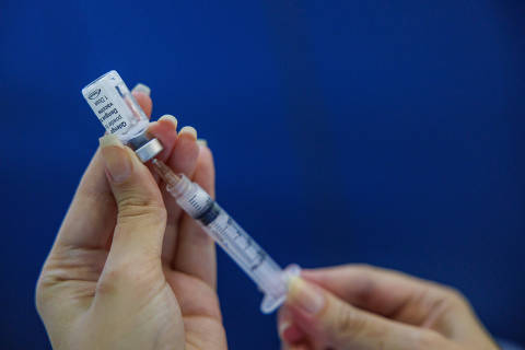GUARULHOS, SP - 20.02.2024 - Enfermeira manipula dose da vacina contra a dengue na UBS Tranquilidade, em Guarulhos. (Foto: Danilo Verpa/Folhapress, PODER) ORG XMIT: 607090