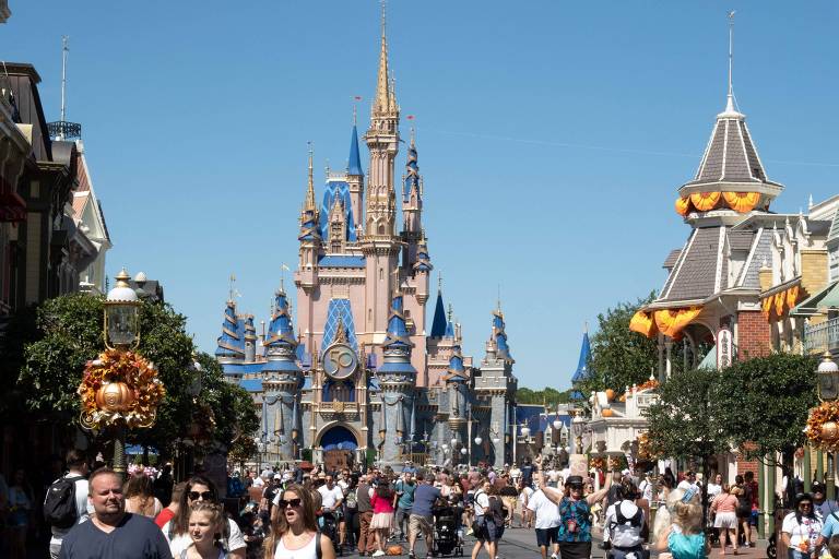 Visitantes caminham pela rua principal do Magic Kingdom, em Orlando, Flórida, em 30 de setembro de 2022