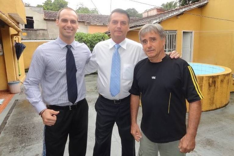 Angelo Guido Bolsonaro com o sobrinho Eduardo (esq.), atualmente deputado federal, e o irmão Jair, hoje ex-presidente