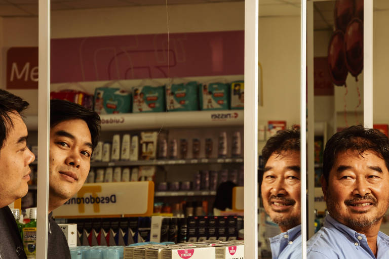Dois homens de origem oriental dentro de uma farmácia