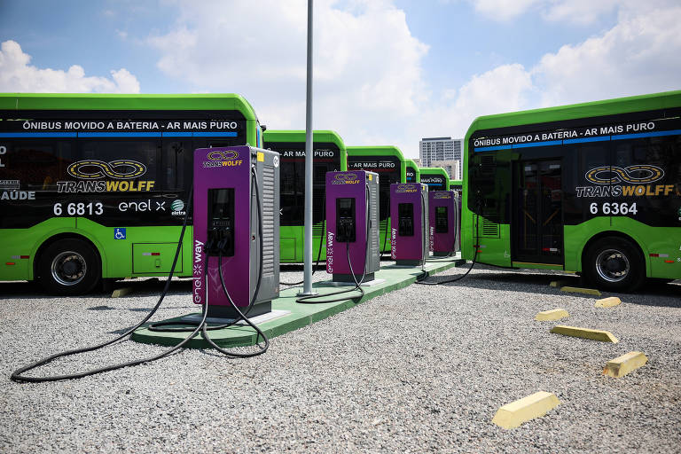 Apenas duas empresas com ônibus elétricos em SP usam energia 100% limpa