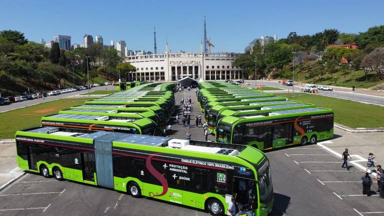 Veja fotos de ônibus elétricos na cidade de São Paulo