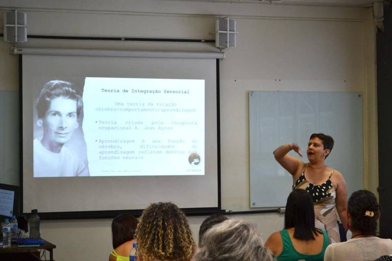 UFMG rejeita diagnóstico de professora autista que ensina sobre autismo