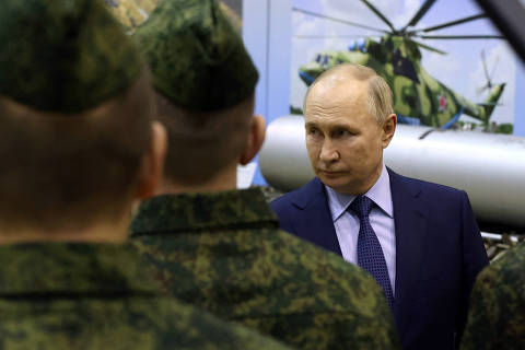 Russian President Vladimir Putin talks to military pilots at the 344th State Centre for combat use and retraining of flight crews of the Russian Defence Ministry in the town of Torzhok in the Tver Region, Russia March 27, 2024. Sputnik/Sergei Karpukhin/Pool via REUTERS ATTENTION EDITORS - THIS IMAGE WAS PROVIDED BY A THIRD PARTY. ORG XMIT: P001