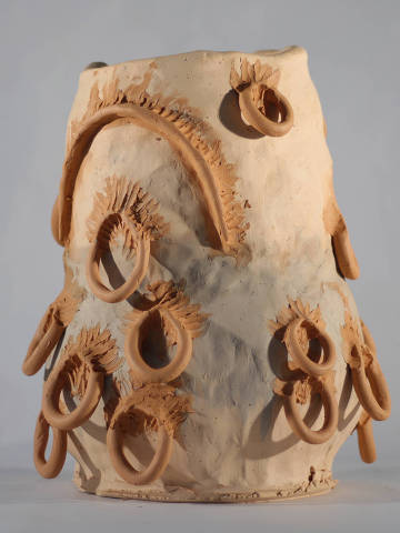 Peça de cerâmica da série 'Djaniras', de Jota Mombaça