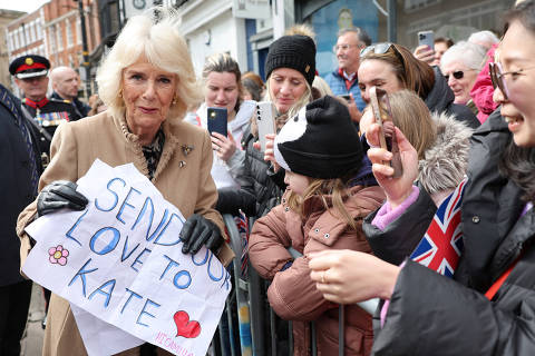 Britain's Queen Camilla receives a message of support for Britain's Catherine, Princess of Wales from well-wishers during her visit to the Farmers' Market, in Shrewsbury, Britain, March 27, 2024.     Chris Jackson/Pool via REUTERS ORG XMIT: POOL