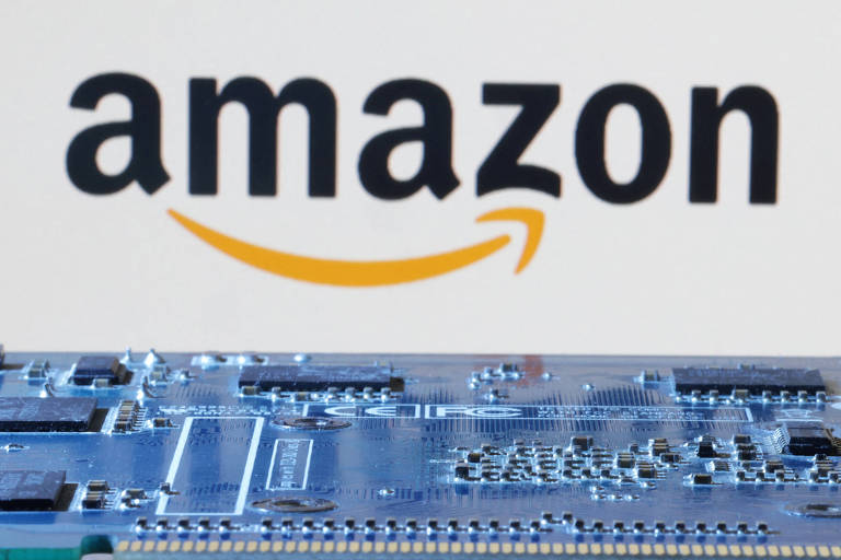 Logotipo da Amazon é exibido ao lado de chip de computador