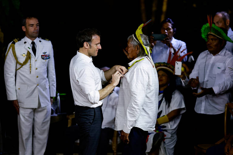 O presidente francês, Emmanuel Macron, homenageia o cacique indígena do Brasil, Raoni Metuktire, durante cerimônia de apresentação da Legião de Honra com o presidente do Brasil, Luiz Inácio Lula da Silva, na Ilha do Combu, perto de Belém