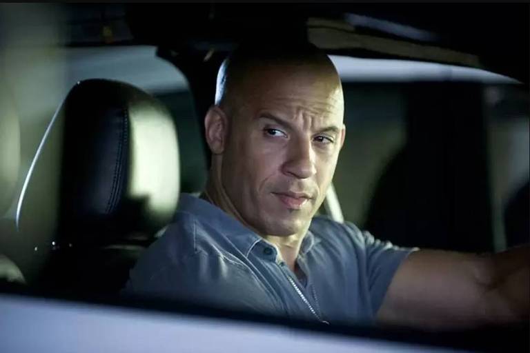 Em foto colorida,homem posa dentro do carro