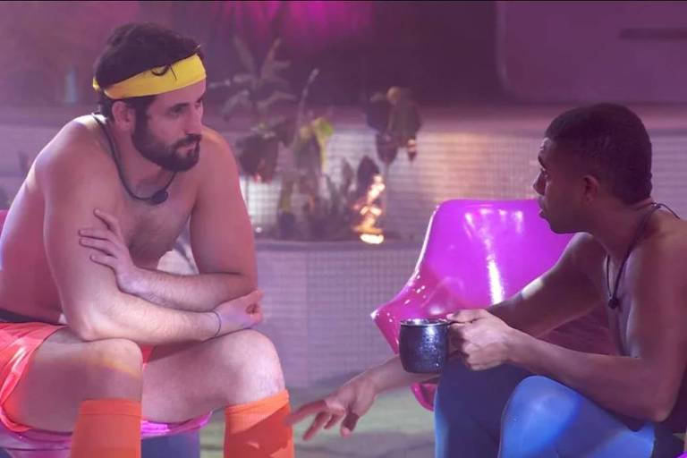 Em foto colorida, dois homens conversam sobre as trajetórias dentro de um reality show