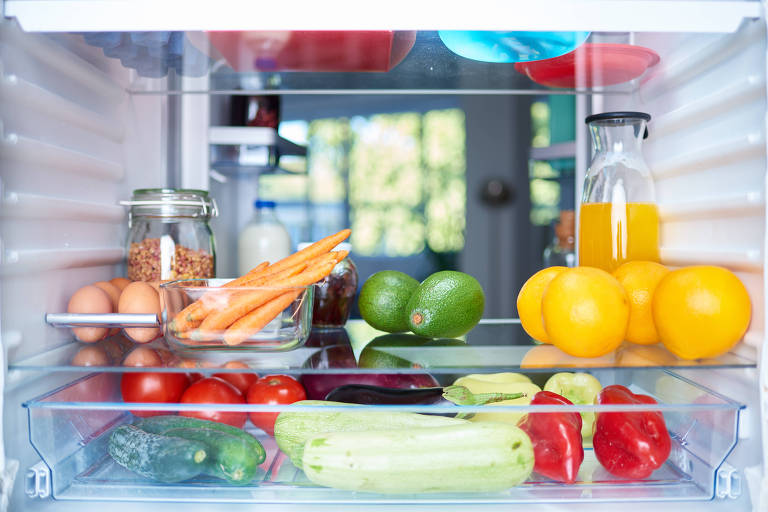 Frutas e vegetais em geladeira
