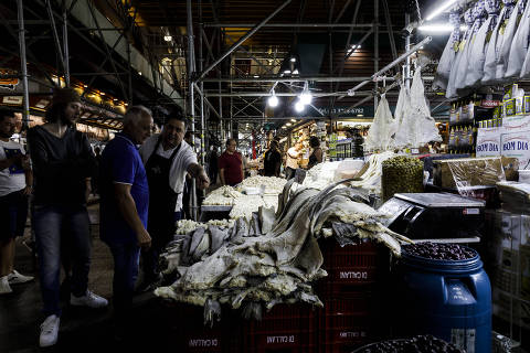 SAO PAULO, SP, BRASIL. - 28.03.2024 - Comercio de bacalhau para o feriado da pascoa no mercado municipal da rua da Cantareira, centro - (foto: Rubens Cavallari/Folhapress,Mercado) * * * EXCLUSIVO * * *