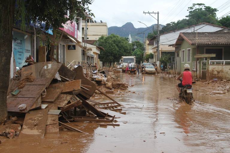 Casas foram destruídas e ruas viraram rios de lama em Mimoso do Sul (ES)