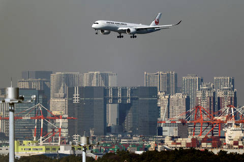 An airplane of Japan Airlines (JAL) approaches to land at Haneda International Airport in Tokyo, Japan January 5, 2024. REUTERS/Issei Kato ORG XMIT: PPPTOK602