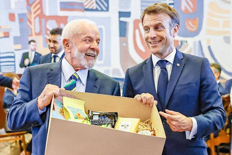 Lula e Macron seguram caixa com queijos