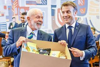Lula presenteia Emmanuel Macron com queijos