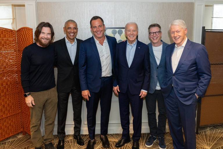 Joe Biden, Barack Obama e Bill Clinton com os apresentadores do podcast Smartless, Jason Bateman, Will Arnett e Sean Hayes