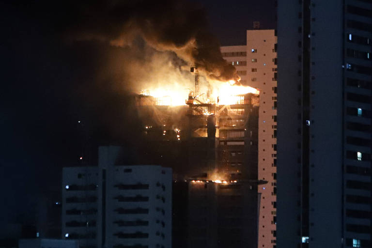 Incêndio atinge sete andares de edifício na zona oeste do Recife
